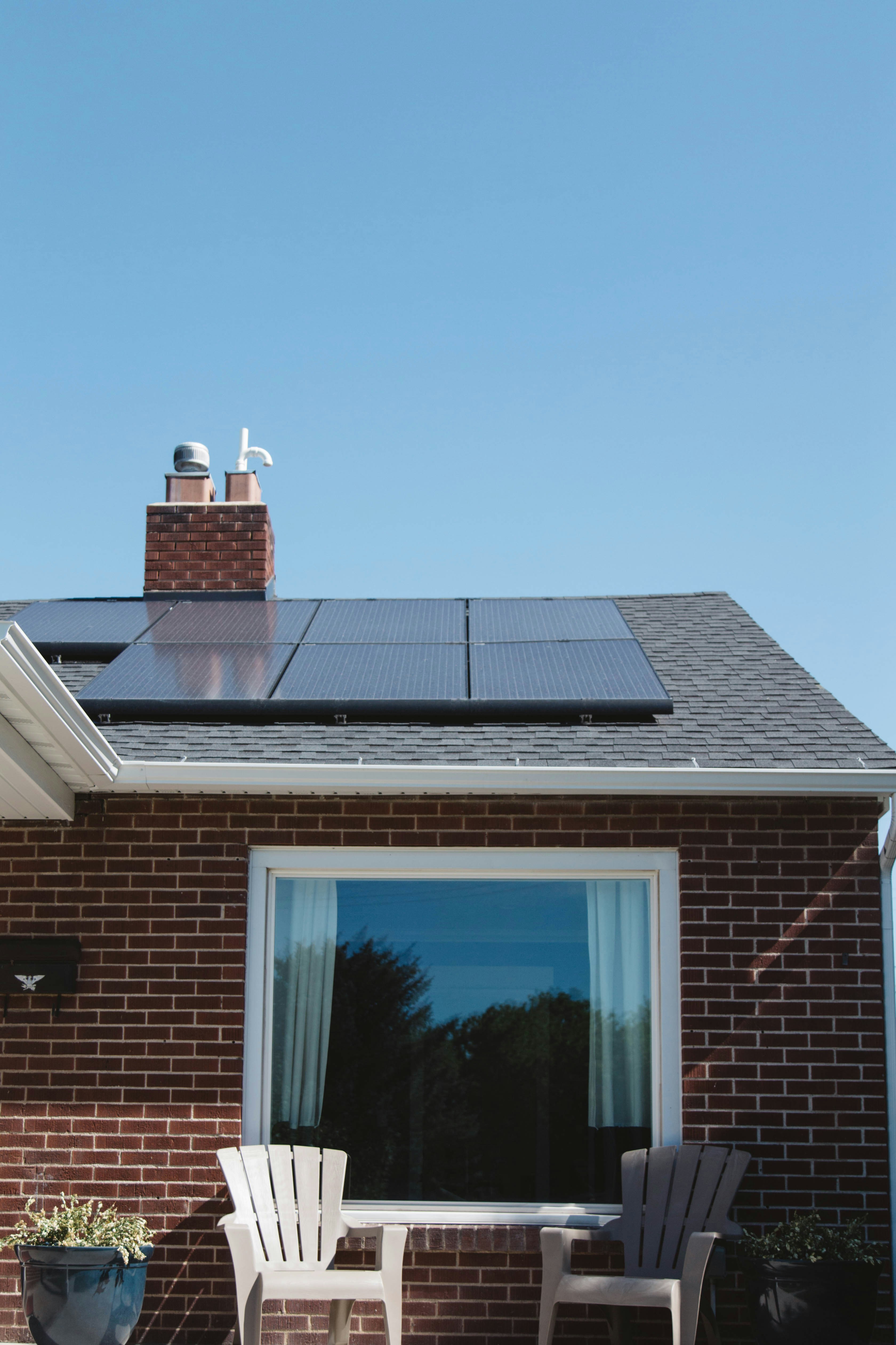 Panneau solaire haute performance de 500W installé sur une toiture résidentielle