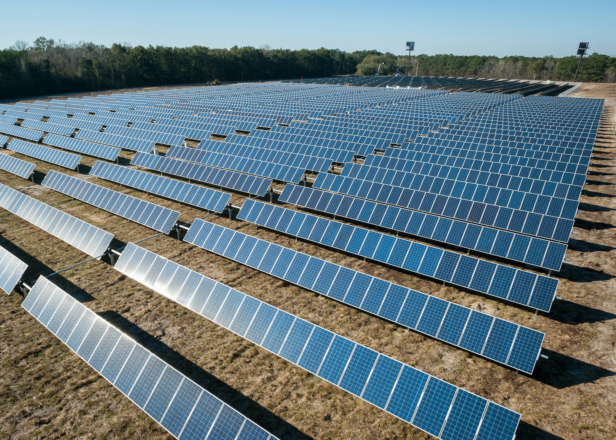 Installation de panneaux solaires alimentant une pompe immergée pour irrigation agricole